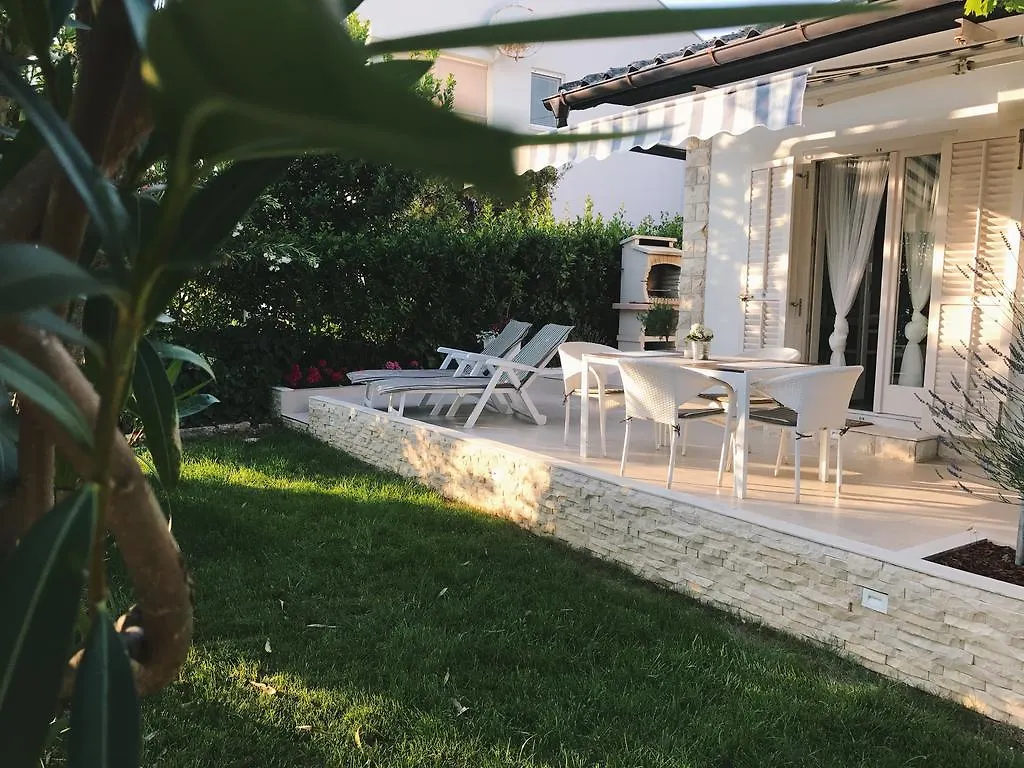 Apartment Puntica Petrcane 0*,  Croatia